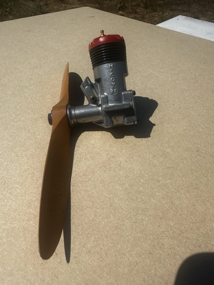 Motor de avión modelo McCoy 35 Red Head con hélice Foto 1 de 1