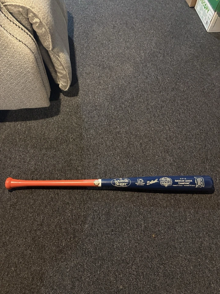 Bate conmemorativo de los campeones de la Liga Americana de los Tigres de Detroit 2012 (#243 hecho en 2012) Foto 1 de 4