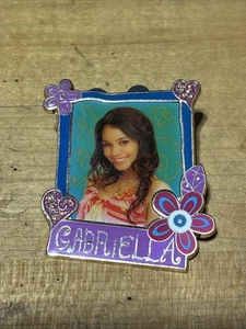 DISNEY 2008 HIGH SCHOOL MUSICAL BOOSTER COLLECTION GABRIELLA HEART & FLOWER PIN - Bild 1 von 3