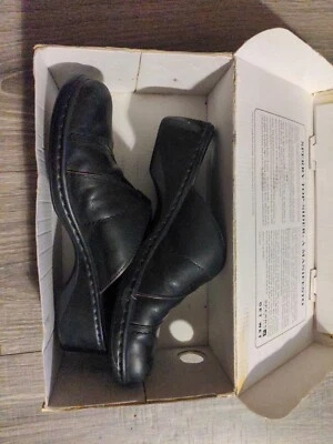 Zuecos Thom McAn Davona para mujer de cuero negro sin cordones talla 7 1/2M Foto 1 de 3