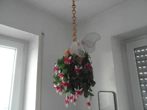 Hängeplanze mit Korbgeflächt und Schmetterling - Bild 1 von 3