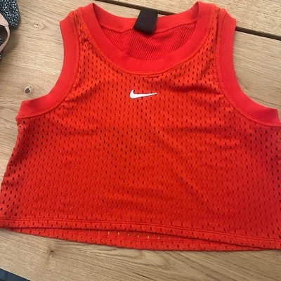 Camiseta Nike Dri-FIT vermelha cropped caimento solto tamanho S classe de dança corrida - Imagem 1 de 4