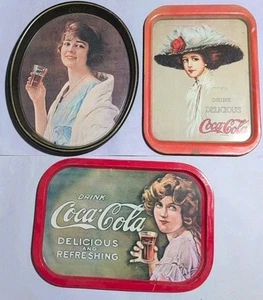 VINTAGE COCA COLA DEKORATIVES WERBUNG METALL SERVIERTABLETT DAMEN DESIGN SET (3) - Bild 1 von 7