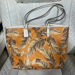 Bolso de Mano Coach Reversible de Ciudad con Estampado de Hojas de Plátano Envío Rápido Gratis - Imagen 1 de 8