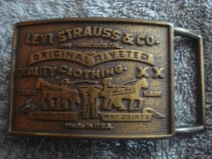 VINTAGE 1980er LEVI STRAUSS & CO. GENIETETE GÜRTELSCHNALLE (2 3/4" X 1 3/4") - Bild 1 von 2