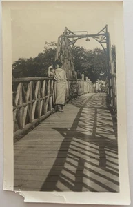 Antik 1910er - 20er Jahre Frau auf Holzbrücke Foto - Original Schnappschuss Mode - Bild 1 von 2