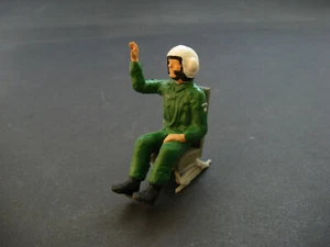 Figura Pilot 02 sentado 1:24 resina - Imagen 1 de 2