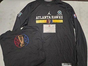 Camiseta de calentamiento L/S emitida por el jugador de los Atlanta Hawks 2024/25 "NBA Cup Tourny" con certificado de autenticidad - Imagen 1 de 1