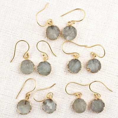 Brincos redondos minúsculos de 12 mm folheados a ouro água-marinha crua real pendurados à mão - Imagem 1 de 4