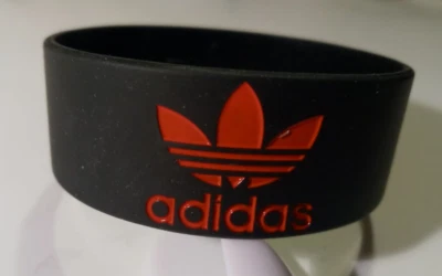 ADIDAS (pulsera de goma de silicona estilo brazalete pulsera negro/rojo) - vendedor de EE. UU. Foto 1 de 2