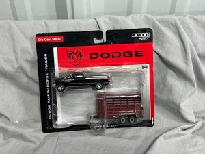 DODGE RAM Black Crew Cab Pickup Truck Ertl 1:64 con rimorchio per cavalli ERTL NUOVO CON SCATOLA 2010 - Foto 1 di 10