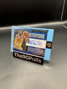 Magic Johnson /25 – 2024-25 Panini Prizm Black FOTL Blue Shimmer Auto Lakers SSP - Bild 1 von 2
