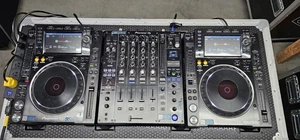 Pioneer  CDJ 2000 Nexus2 Set with DJM 900NXS2 With Flight Cases - Picture 1 of 23