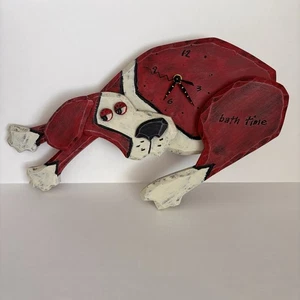 Holz handgeschnitzt Hundeuhr Badezeit signiert rot weiß skurril 18 cm LESEN - Bild 1 von 16