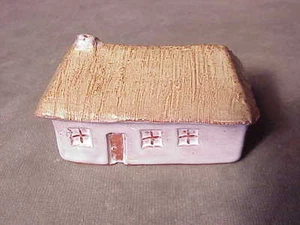 DE COLECCIÓN CERÁMICA ESMALTADA HECHA A MANO MINIATURA PUEBLO CASA DE PAJA 3 1/2" DE ANCHO - Imagen 1 de 9