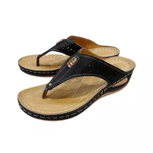 Leichte Damen-Keilsandalen schwarz mit goldenen Details und Zehensteg - Bild 1 von 6