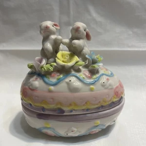 Bomboniera in ceramica a forma di uovo coniglietti e fiori 4 1/4" x 3" x 4 1/2" - Foto 1 di 5
