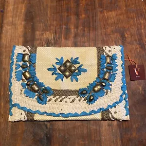 Bolso de hombro bordado V By Eva nuevo con etiquetas azul con detalles metálicos. Vibras de playa Boho - Imagen 1 de 3