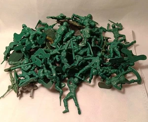 Lot of 65 ARMY MEN ~ Soldiers Vintage Plastic 2in. - Picture 1 of 6