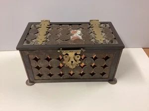 1920's Interesting Metal Brass & Copper Box With 100+ Portugal 20 Centavos Coins - Foto 1 di 15