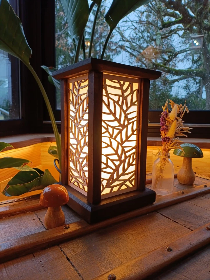 Lampe artisanale en bois • Lanterne décorative feuilles • Lumière LED chaude... - Photo 1/4