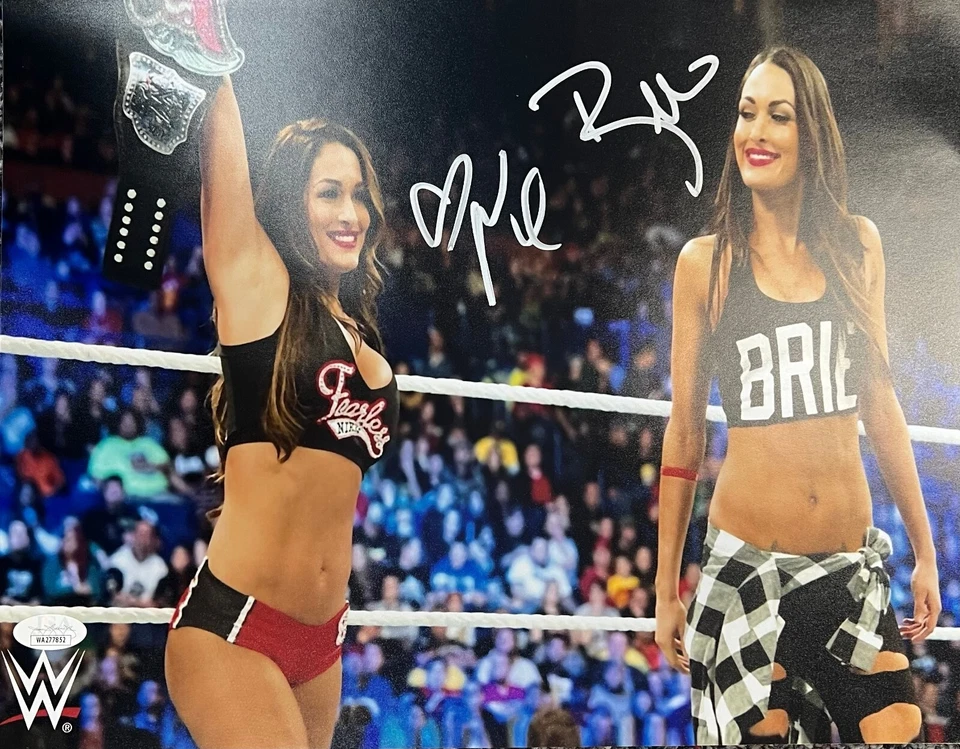 WWE Brie Bella Firmado 11x14 con Certificado de Autenticidad JSA Foto 1 de 1