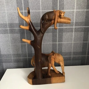 Vintage African Elephant & Lion Resting Wooden Tree Sculpture Statue Hand Carved - Foto 1 di 14