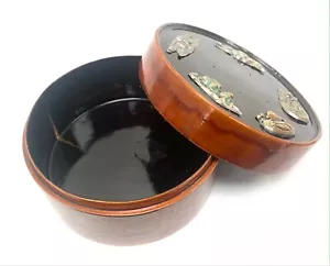 BOITE RONDE EN BOIS, LAQUE DE CHINE ET CUIVRE - Picture 1 of 3