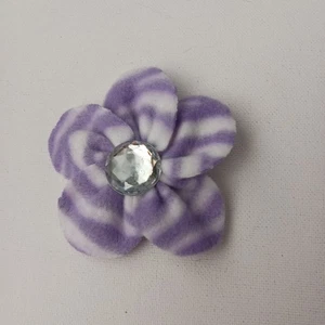 Gänseblümchen Haarspange lila Zebra Streifen Fleece Stoff / Handarbeit Haarschmuck  - Bild 1 von 5
