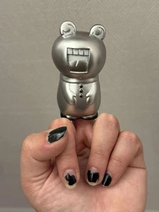 2025 DCON Punk Drunkers Ojisun O-San weiche Fingerpuppe Silber Sofubi Neu - Bild 1 von 2