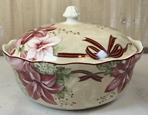 222 FIFTH YULETIDE AMARYLLIS 10” Round Covered Vegetable Serving Dish HTF - Picture 1 of 9