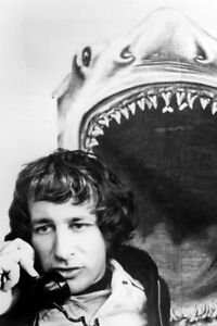 Jaws Steven Spielberg am Telefon mit Hai Poster 18x24 Poster