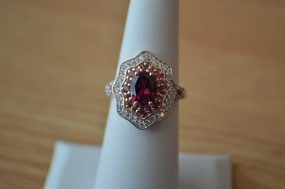 Anillo de granate de vino tanzano de 2,30 quilates enchapado en oro rosa de 18 quilates sobre plata fina talla 6 Foto 1 de 4