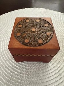 Pequeña caja de baratija de madera decorativa roja hecha a mano en Polonia 3"x3"x2,5" - Imagen 1 de 12