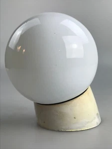 Lámpara de sótano de los años 50 y 60 montura de plástico vidrio lámpara de bola diseño - Imagen 1 de 4