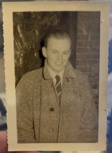 Foto Vintage Originale Candid 3,5 x 5,5 Conrad Janis Attore Musicista Americano - Foto 1 di 3