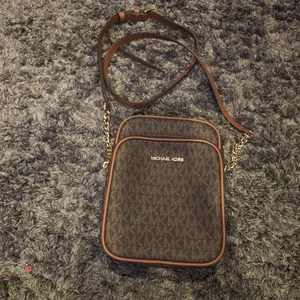 Michael Kors Crossbody Bag Womens Small Purse Gold Chain Trim Shoulder Handbag - Picture 1 of 13
