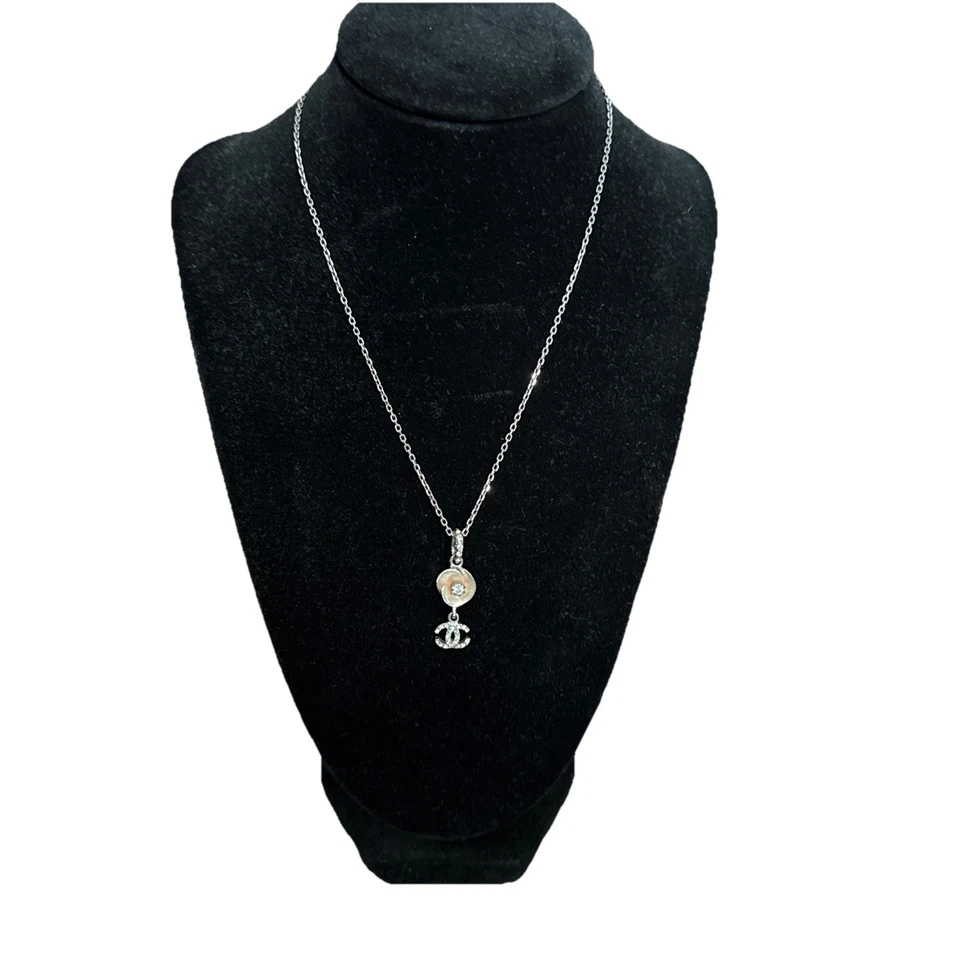 Collar CHANEL Cocomark Camelia Estrás Motivo Metal Estrás Plateado  Foto 1 de 4