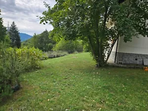 villa bifamiliare con ampio giardino, balcone con vista sulla valle e posti auto - Bild 1 von 15