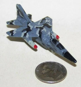 Kleines Micro Machine französisches Mirage F-1 Kampfjet Flugzeug in Camouflage (ohne Räder) - Bild 1 von 3