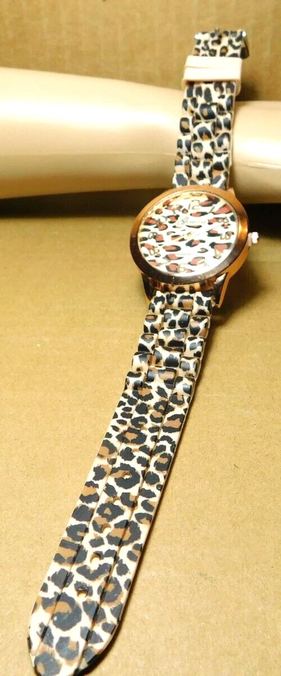 Reloj para mujer Geneva~Cuarzo Estampado Leopardo Banda Grande Redondo Cara Números Foto 1 de 4