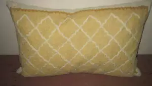 Cuscino da lancio vintage in maglia giallo senape chiusura con bottoni 24" x 15" - Foto 1 di 7
