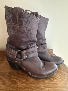 Frye Carmen braun Leder Moto Harness Absatz zum Überziehen lässig halbhohe Stiefel 8,5 - Bild 1 von 22