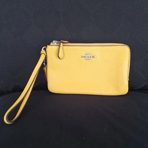 Coach Handgelenktasche doppelter Eckreißverschluss gelb genarbtes Leder 22952 - Bild 1 von 6