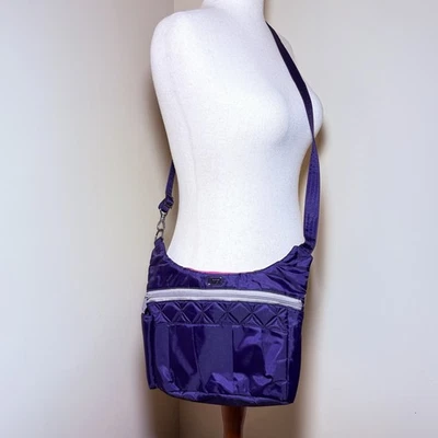 Nuevo sin etiquetas Bolso Bandolera Lug Swing Púrpura Acolchado Nylon Organizador de Viaje Bolsillos Cremallera Foto 1 de 4