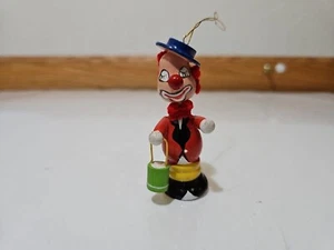 Vintage Holz Clown Ornament handbemalt halten Eimer 2,75" rotes Haar krummer Hut - Bild 1 von 7