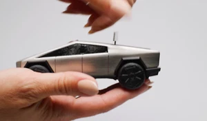 Tesla Cybertruck Wind-up Racer, EN MANO - Imagen 1 de 2