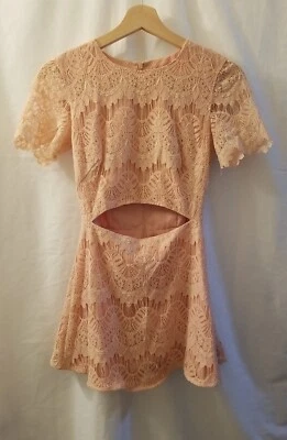 Vestido StyleStalker Mini Maya Mujer XS Desnudo Rosa Encaje Superposición Corte Central Foto 1 de 4