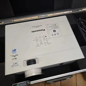 Panasonic Pt-Vx425 Projector Lcd Portable 4500 Lumens Hdmi Office & Classroom - Picture 1 of 8