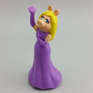 Miss Piggy PVC Figur lila Kleid Handschuhe Muppets Decopac Disney blond 3 inch - Bild 1 von 4